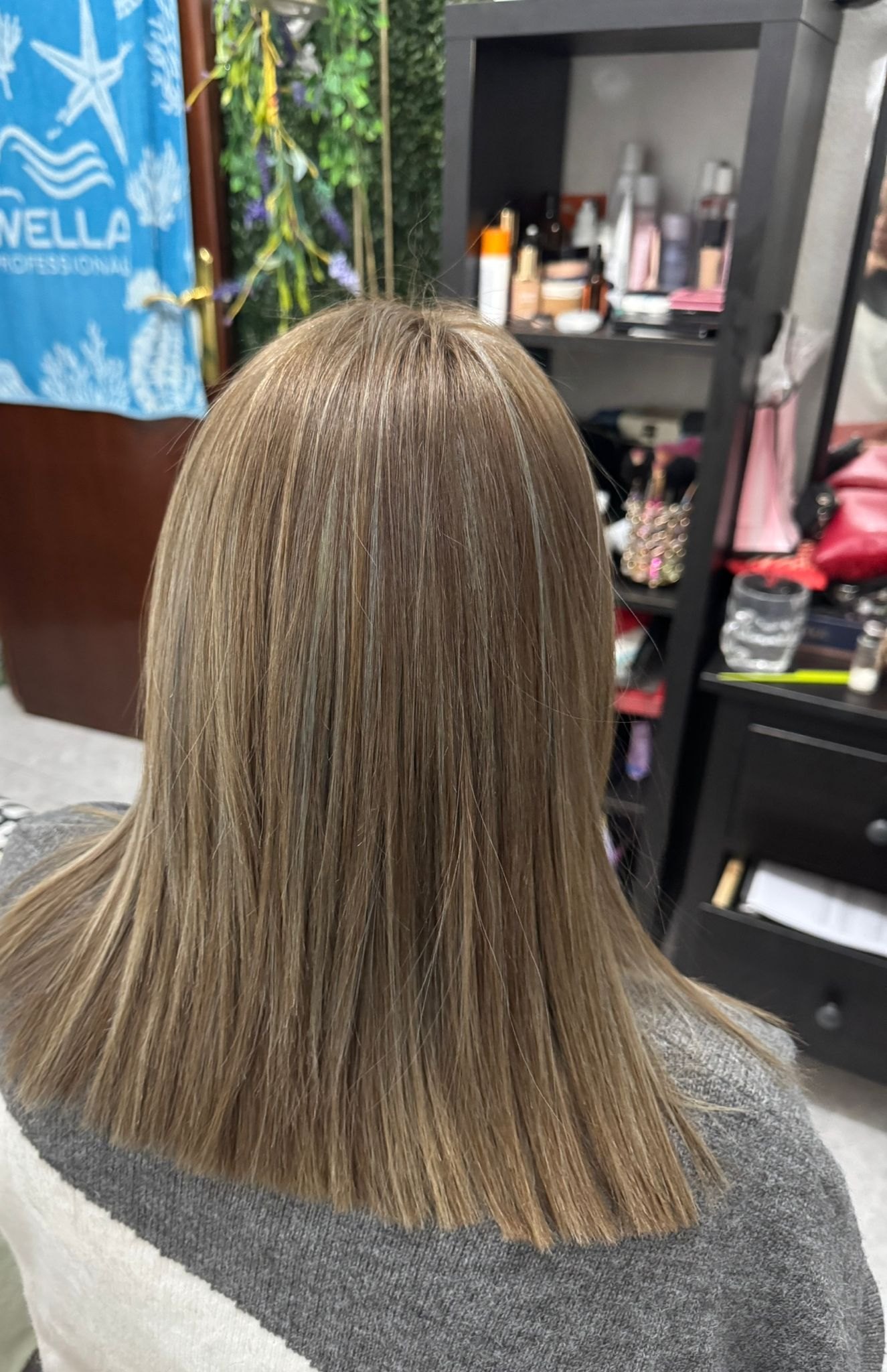 Cabello liso con mechas finas tono beige — Mia Salón